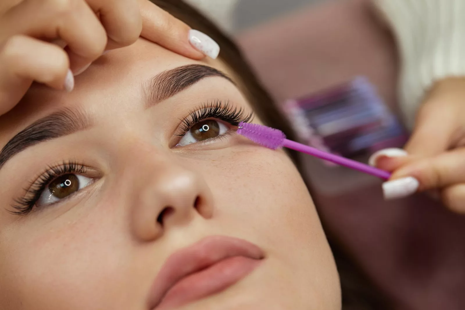 Extensions ou rehaussement de cils : lequel choisir pour un regard de biche ?