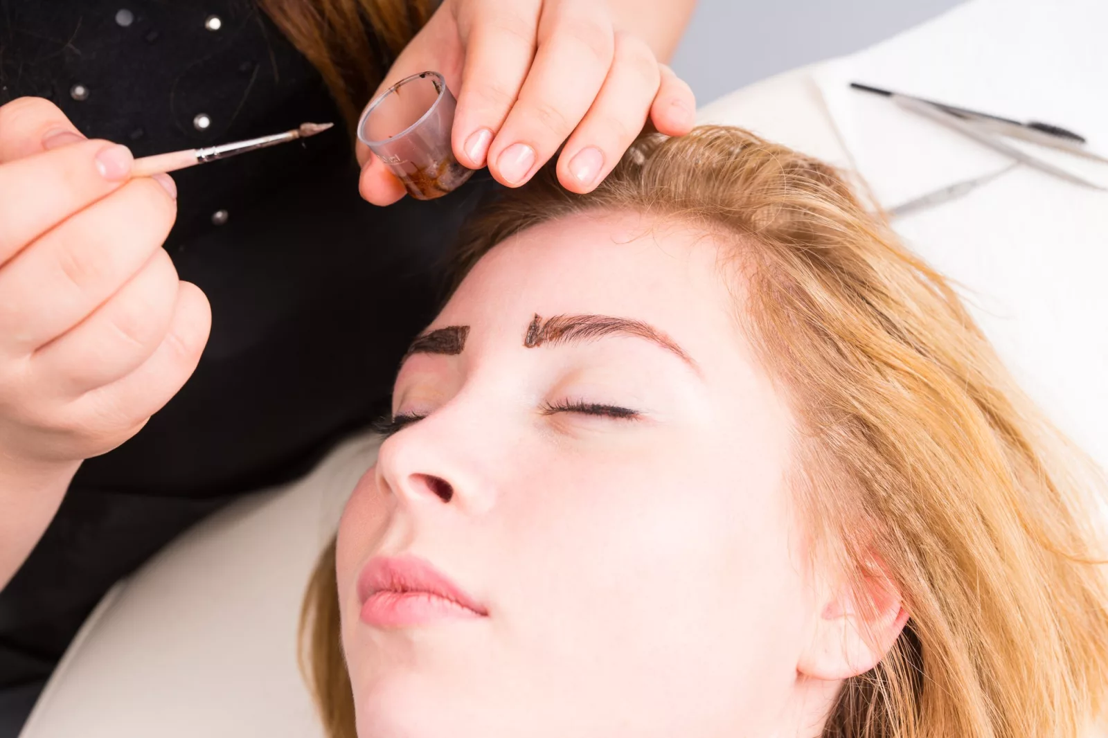 Maquillage semi-permanent : sourcils poudrés, liner ou lèvres poudrées, on vous dit tout